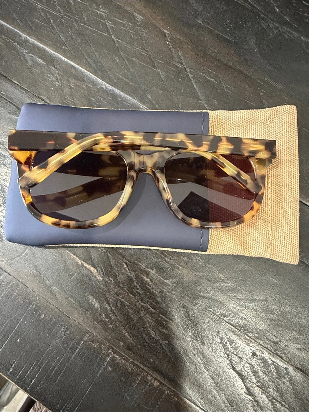 New Veronica Beard Tortoiseshell 'Jane' Sunglasses with black & Tan Case - Picture 3 of 12